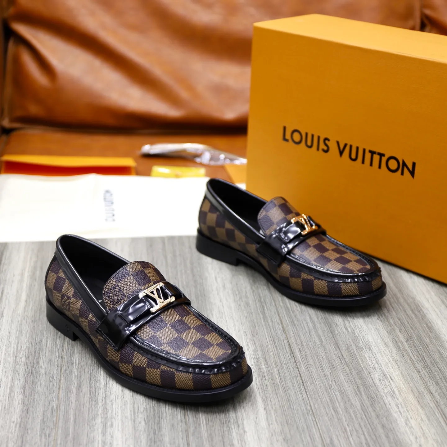 Men's shoes 💰: 💰900LV Louis Vuitton slip-on loafers, top quality products produced in Dongguan, ready for sale! This LV Glove loafer is made of selected soft cowhide, with a slightly wrinkled leather surface and a very high-end texture. Each pair is unique. The leather surface is light and soft, with a fine texture and good luster. It is a classic loafer style, with exquisite handmade mark stitching on the toe, and a square toe configuration to highlight the classic style. The horizontal band has hot-printed LV three-dimensional letters, semi-solid handcrafts and a genuine leather outsole, and a rubber patch on the heel to create wear-resistant performance and comfort. One of the must-have loafers for men! Comes with full original packaging! Code number: 38-39-40-41-42-43-44 (38, 45, 46 customized) standard leather shoe code